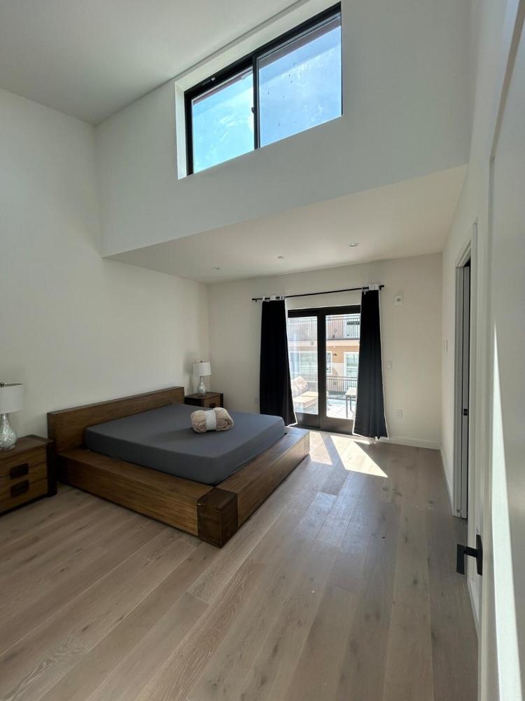 912 Brand New Spacious Tonwhome 3br 3ba sleeps 9